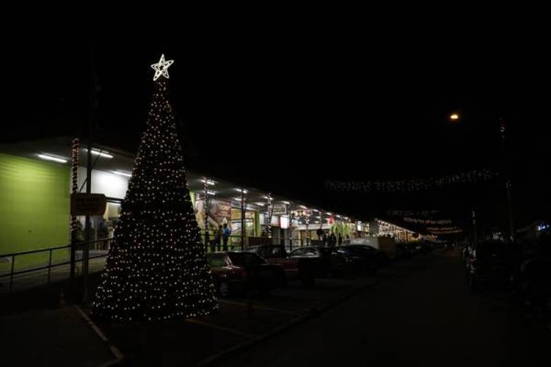 Φωταγωγείται το χριστουγεννιάτικο δέντρο στην Κεντρική Αγορά Καλαμάτας χωρίς τη Φιλαρμονική