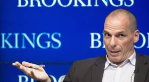 Bloomberg: Γιατί η Ευρώπη πρέπει να ακούσει τον «ταραξία» Βαρουφάκη