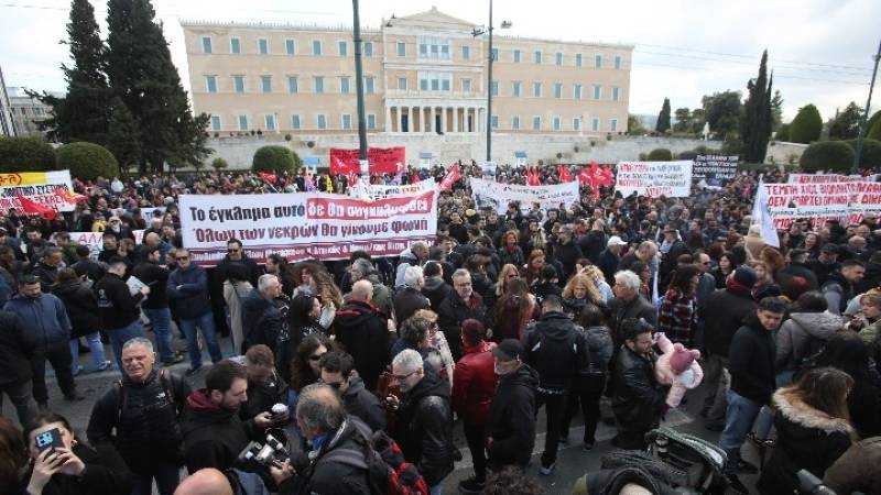 Σε εξέλιξη συλλαλητήρια για τα τρία χρόνια από το σιδηροδρομικό δυστύχημα στα Τέμπη