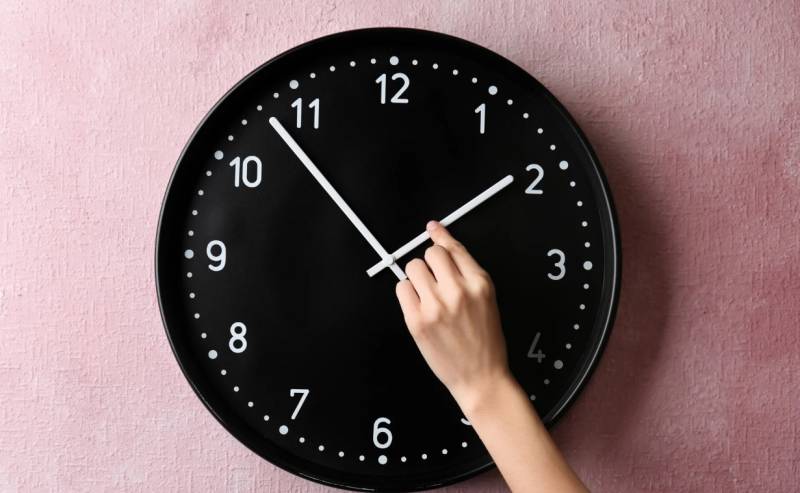 Αλλαγή ώρας 2024: Πότε θα γυρίσουμε τους δείκτες στα ρολόγια μία ώρα μπροστά