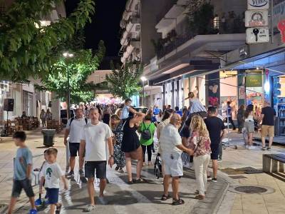 Με μεγάλη επιτυχία η “Εκπτωτική Βραδιά” στη Μεσσήνη – Πλήθος κόσμου στους δρόμους της πόλης (φωτογραφίες)