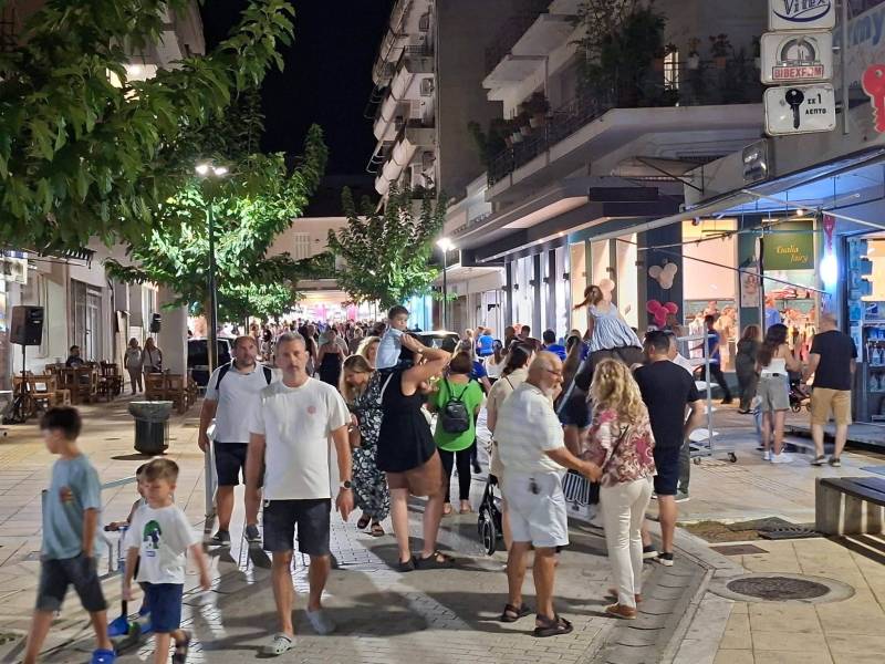 Με μεγάλη επιτυχία η “Εκπτωτική Βραδιά” στη Μεσσήνη – Πλήθος κόσμου στους δρόμους της πόλης (φωτογραφίες)