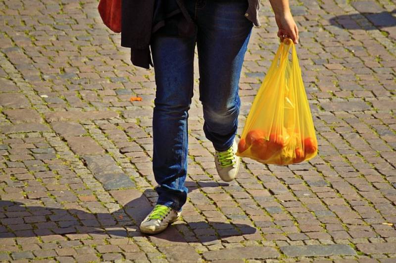 Στα 9 λεπτά αυξάνεται από τις αρχές του 2019 το τέλος της πλαστικής σακούλας