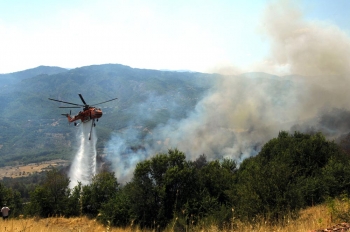 Πυροσβέστες επιτηρούν την περιοχή Πηγαδίων