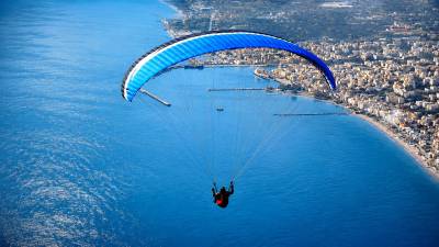 Στον «πάγο» το parapente - Μια τουριστική ευκαιρία για την Καλαμάτα που σκοντάφτει στις αδειοδοτήσεις