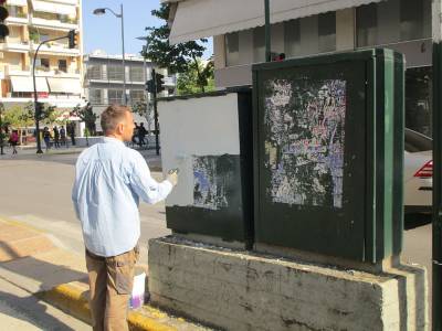 Πληγή οι αφίσες και τα αυτοκόλλητα 