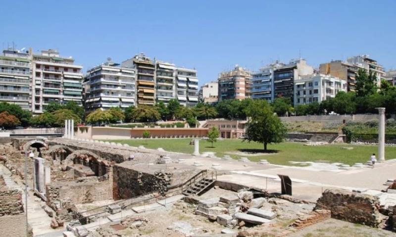 Θεσσαλονίκη: Ζευγάρι έχασε την ισορροπία του και έπεσε από κάγκελα στην Αρχαία Αγορά
