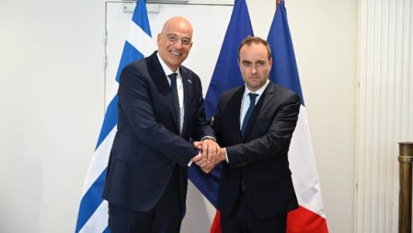 Η ενίσχυση της στρατηγικής αμυντικής συνεργασίας Ελλάδας - Γαλλίας στο επίκεντρο της συνάντησης Δένδια - Λεκορνού