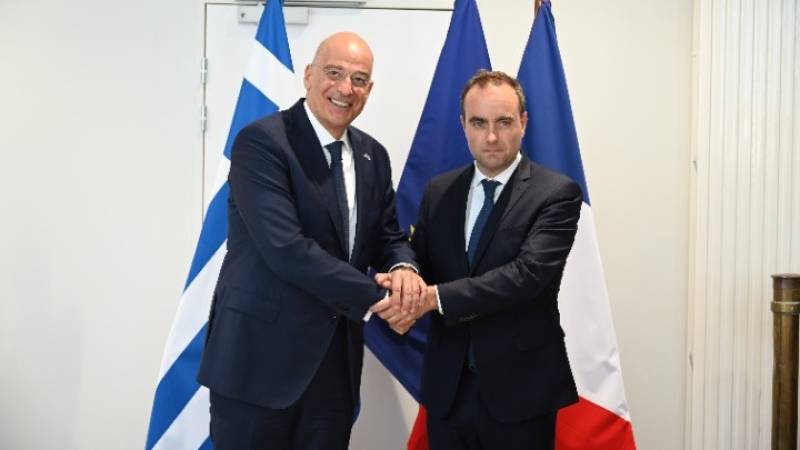 Η ενίσχυση της στρατηγικής αμυντικής συνεργασίας Ελλάδας - Γαλλίας στο επίκεντρο της συνάντησης Δένδια - Λεκορνού
