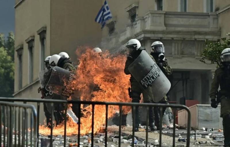 Βουλή: Δύο αστυνομικοί και επτά πολίτες στο ιατρείο από τα επεισόδια