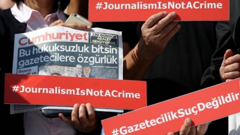 Τουρκία: Δημοσιογράφος της Cumhuriyet καταδικάστηκε σε φυλάκιση δύο και πλέον ετών