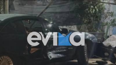 Απίστευτο τροχαίο στην Εύβοια - Αυτοκίνητο καρφώθηκε σε κατάστημα (Βίντεο)
