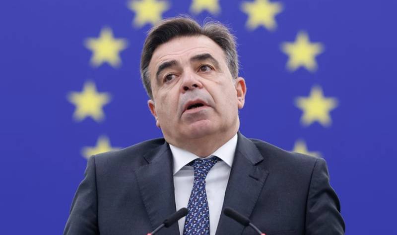 Σχοινάς: Δέσμευση της Κομισιόν να συνδράμει όπου χρειαστεί μετά τη σιδηροδρομική τραγωδία στα Τέμπη