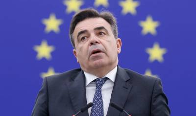 Σχοινάς: Δέσμευση της Κομισιόν να συνδράμει όπου χρειαστεί μετά τη σιδηροδρομική τραγωδία στα Τέμπη