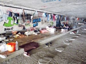 Επιχείρηση απομάκρυνσης άστεγων μεταναστών κάτω από γέφυρα του Νέδοντα
