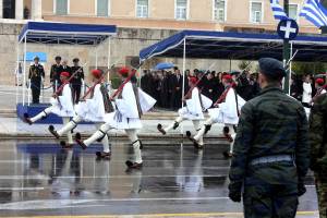 Κορυφώθηκε με τη στρατιωτική παρέλαση στην Αθήνα ο εορτασμός της 25ης Μαρτίου (φωτογραφίες)