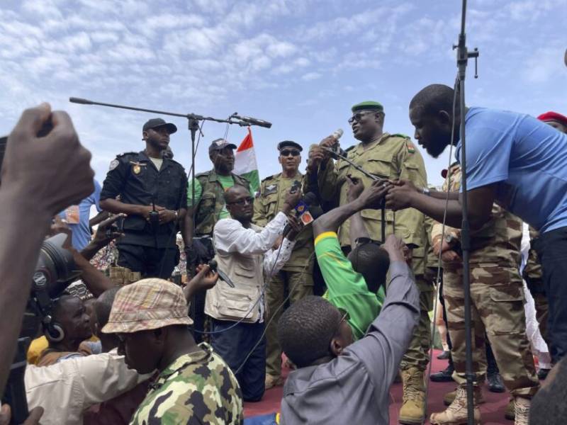 Νίγηρας: «Επίδειξη δύναμης» των πραξικοπηματιών, λίγες ώρες προτού να λήξει το τελεσίγραφο του ECOWAS (βίντεο)