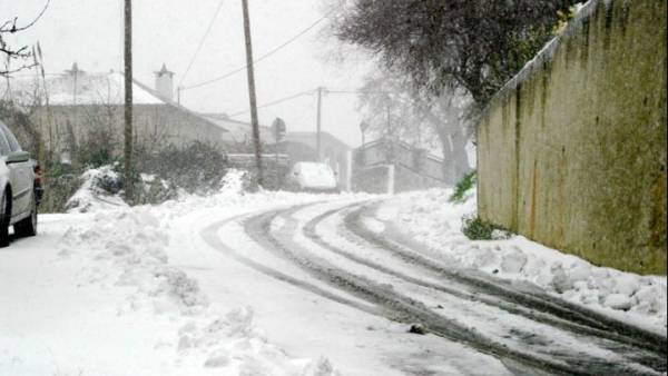 Χιονίζει σε Βόλο και Πήλιο - Ανοιχτοί οι δρόμοι