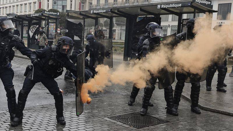 Γαλλία: «Μαύρη Πέμπτη» με απεργίες και διαδηλώσεις (βίντεο)