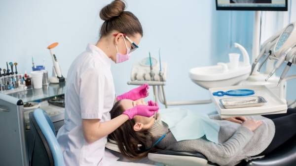 Χωρίς rapid test σε οδοντιατρεία: Διευκρινίσεις του υπουργείου μετά τις αντιδράσεις