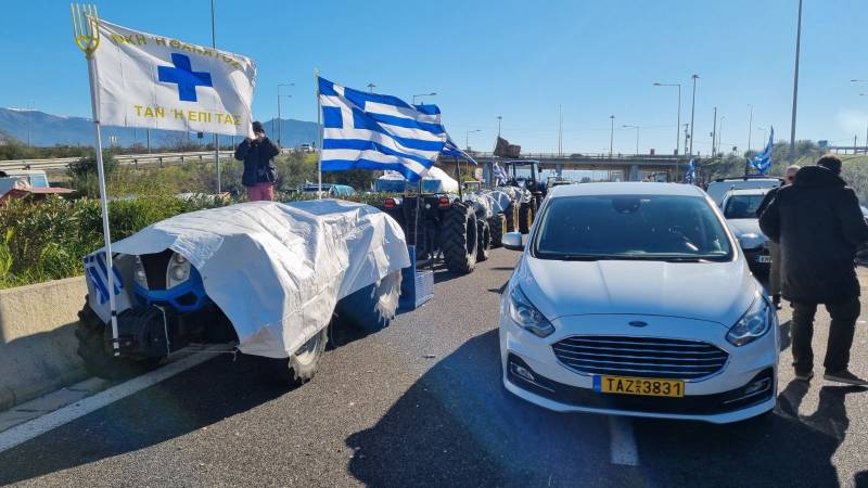 Αποφασίζουν τις επόμενες κινήσεις τους οι αγρότες, που παραμένουν στο μπλόκο της Θουρίας (βίντεο)