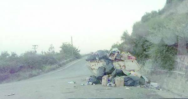 Σκουπίδια στην εθνική οδό 