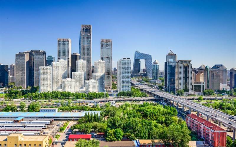 Το Πεκίνο χαρακτηρίζει "παράλογα" τα περιοριστικά μέτρα για τους ταξιδιώτες από την Κίνα, απειλεί με αντίμετρα