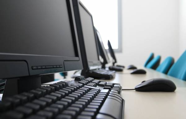 41 υπολογιστές σε σχολεία του Δήμου Καλαμάτας 