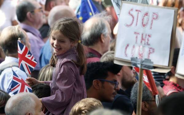 Βρετανία: Διαδηλώσεις σε δεκάδες πόλεις κατά του «πραξικοπήματος» του πρωθυπουργού Μπόρις Τζόνσον
