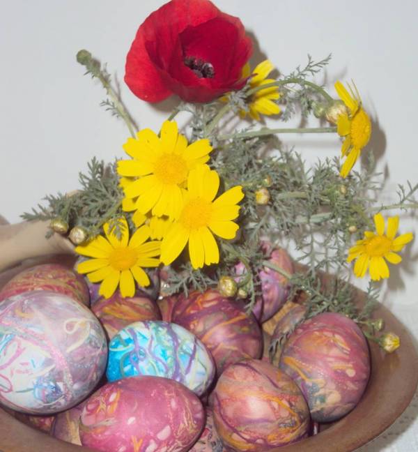 Αβγά πολύχρωμα, βαμμένα με κλωστές