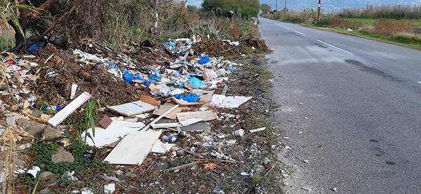 Γιάννης Χριστόπουλος: “Απόβλητα και σκουπίδια στη Δυτική Παραλία” (φωτογραφίες)