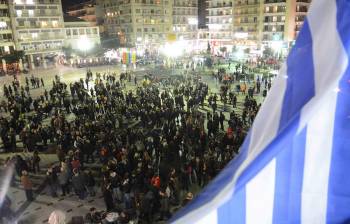 Κατέβασαν τη σημαία της Ε.Ε. από το μπαλκόνι του δημαρχείου Πατρέων
