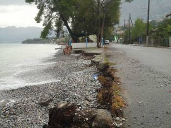 Η θάλασσα τρώει την ξηρά στη Μικρή Μαντίνεια