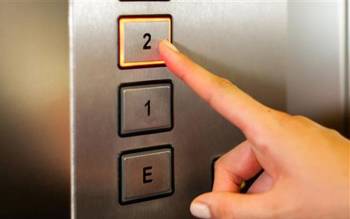 Κλείστηκε στο ασανσέρ σε σχολείο της Καλαμάτας, όταν πήγε να ψηφίσει