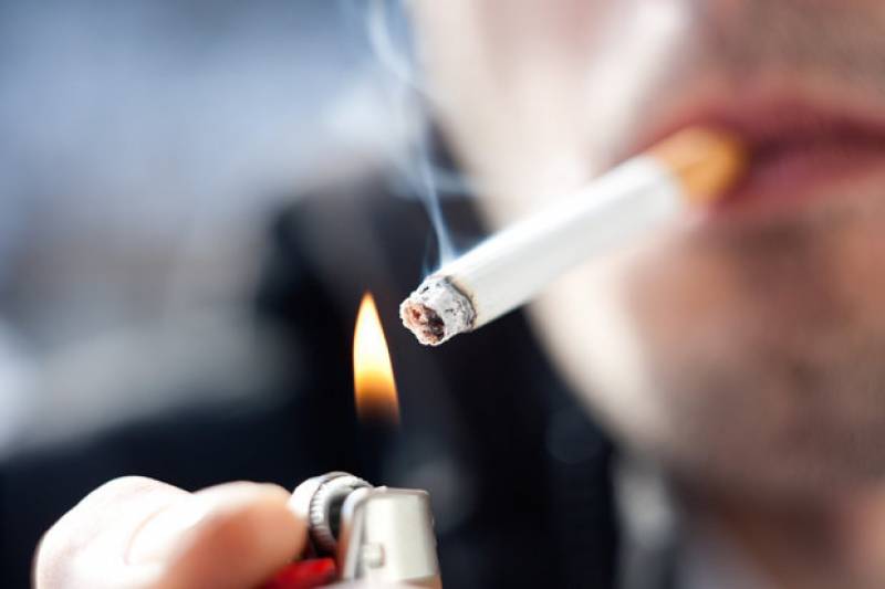 Έρευνα: Πόσο κινδυνεύουν τελικά οι καπνιστές από τον κορονοϊό