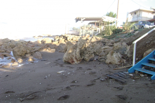 Παραλία Καλού Νερού: Η θάλασσα πήρε την άμμο