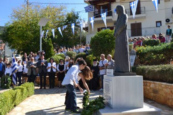 Κατάθεση στεφάνων στο μνημείο της &quot;Ελληνίδας μάνας&quot; Ελένης Ιωαννίδη