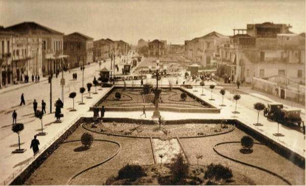 Η πλατεία στα τέλη της δεκαετίας του 1930
