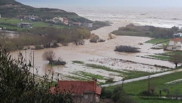 Εφιαλτική νύχτα στην Εύβοια: Δύο νεκροί και 150 εγκλωβισμένοι από τις πλημμύρες