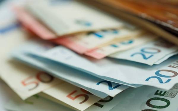 Όλα τα σενάρια για την αύξηση του κατώτατου μισθού