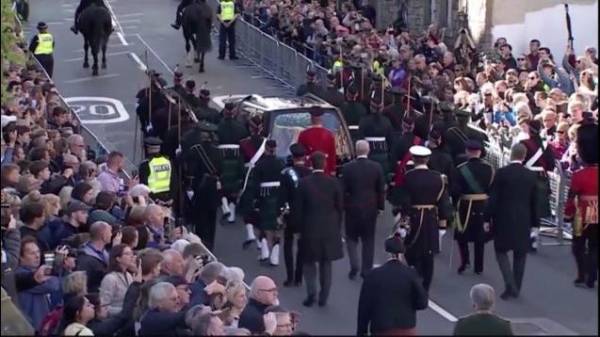 Μεγάλη Βρετανία: Το «αντίο» της Σκωτίας στη βασίλισσα Ελισάβετ – Πλήθος κόσμου (βίντεο)