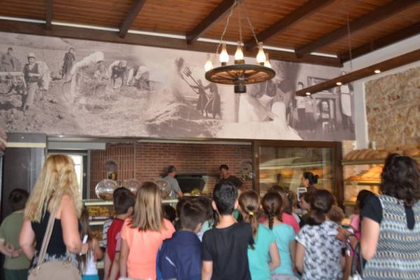 Επίσκεψη μαθητών από την Κυπαρισσία σε φούρνο με ξύλα 