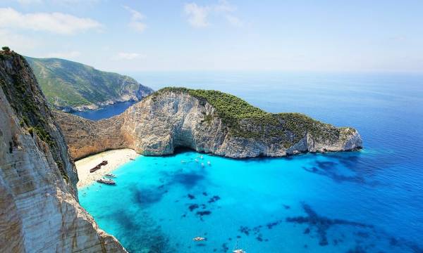 Η οδηγία του βρετανικού ΥΠΕΞ για τον τουρισμό - Ποια ελληνικά νησιά χαρακτηρίζει «χαμηλού κινδύνου»