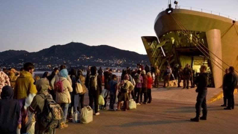 Μυτιλήνη: Στο αρματαγωγό &quot;Ρόδος&quot; επιβιβάζονται οι πρόσφυγες
