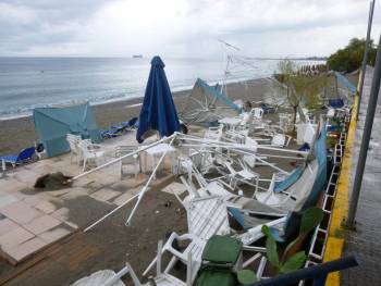 Ζημιές σε παραλιακά καταστήματα από την κακοκαιρία στην Καλαμάτα (φωτογραφίες)