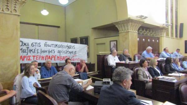 Ένταση, διακοπές και πανό στο δημοτικό συμβούλιο Ιωαννίνων για τη διαχείριση των απορριμμάτων