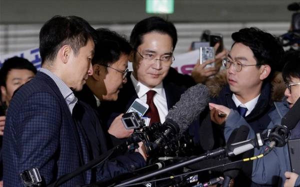 Η Ν. Κορέα κατηγορεί για σκάνδαλο τον επικεφαλής της Samsung