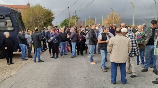 Χίος: Κάτοικοι του χωριού Χαλκειός έκλεισαν τον δρόμο που οδηγεί στο hotspot της ΒΙΑΛ