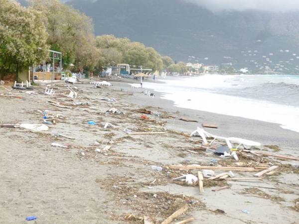 Βομβαρδισμένη χθες η παραλία της Καλαμάτας (βίντεο και φωτογραφιες)