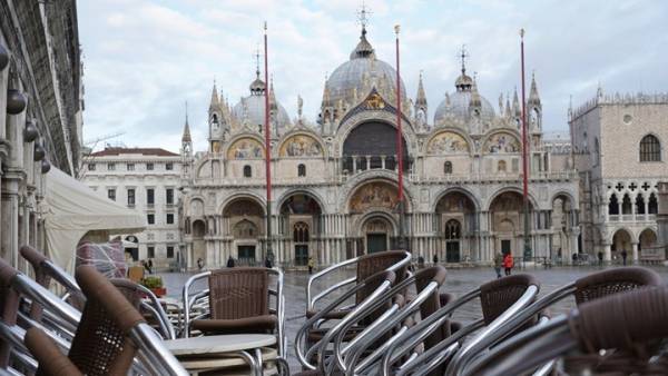 23 Έλληνες τουρίστες βρέθηκαν θετικοί στον κορονοϊό στη Βενετία